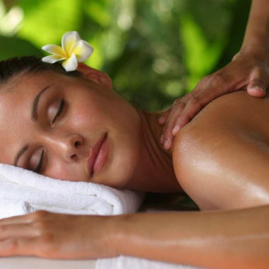 masaż gorącym olejkiem kokosowym